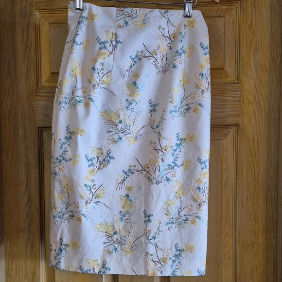 ANTONIO MELANI Dresses & Skirts - Antonio Melani Roaslie Style Pencil Skirt. Light Yellow Floral Size 2 Kick Pleat